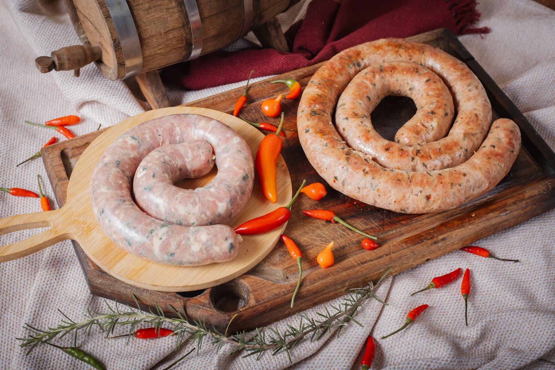 Linguiça apimentada da Brutona, acompanhada de pimentas