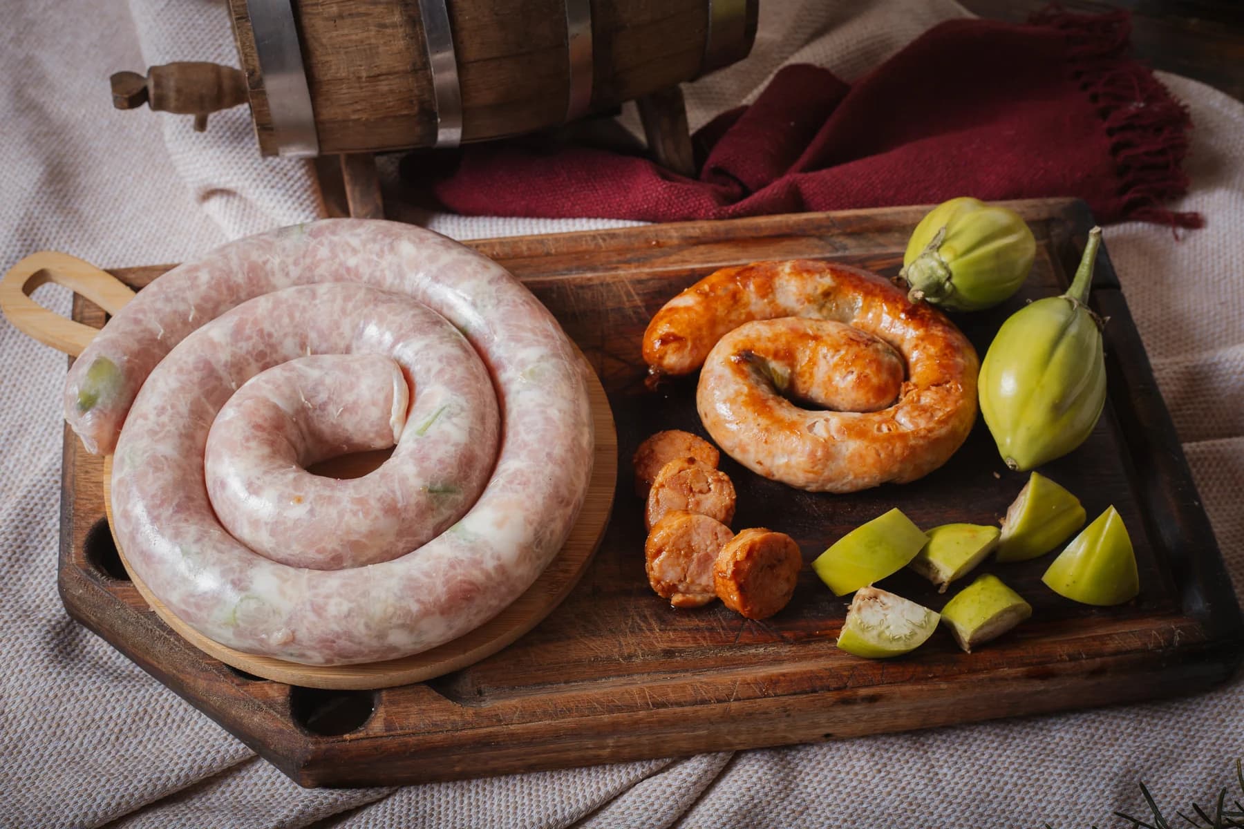 Linguiça com jiló da Brutona, crua e preparada, com jilós na composição