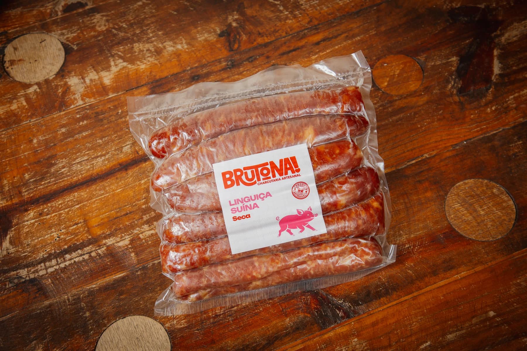 Linguiça suína seca da Brutona em embalagem com rótulo identificado