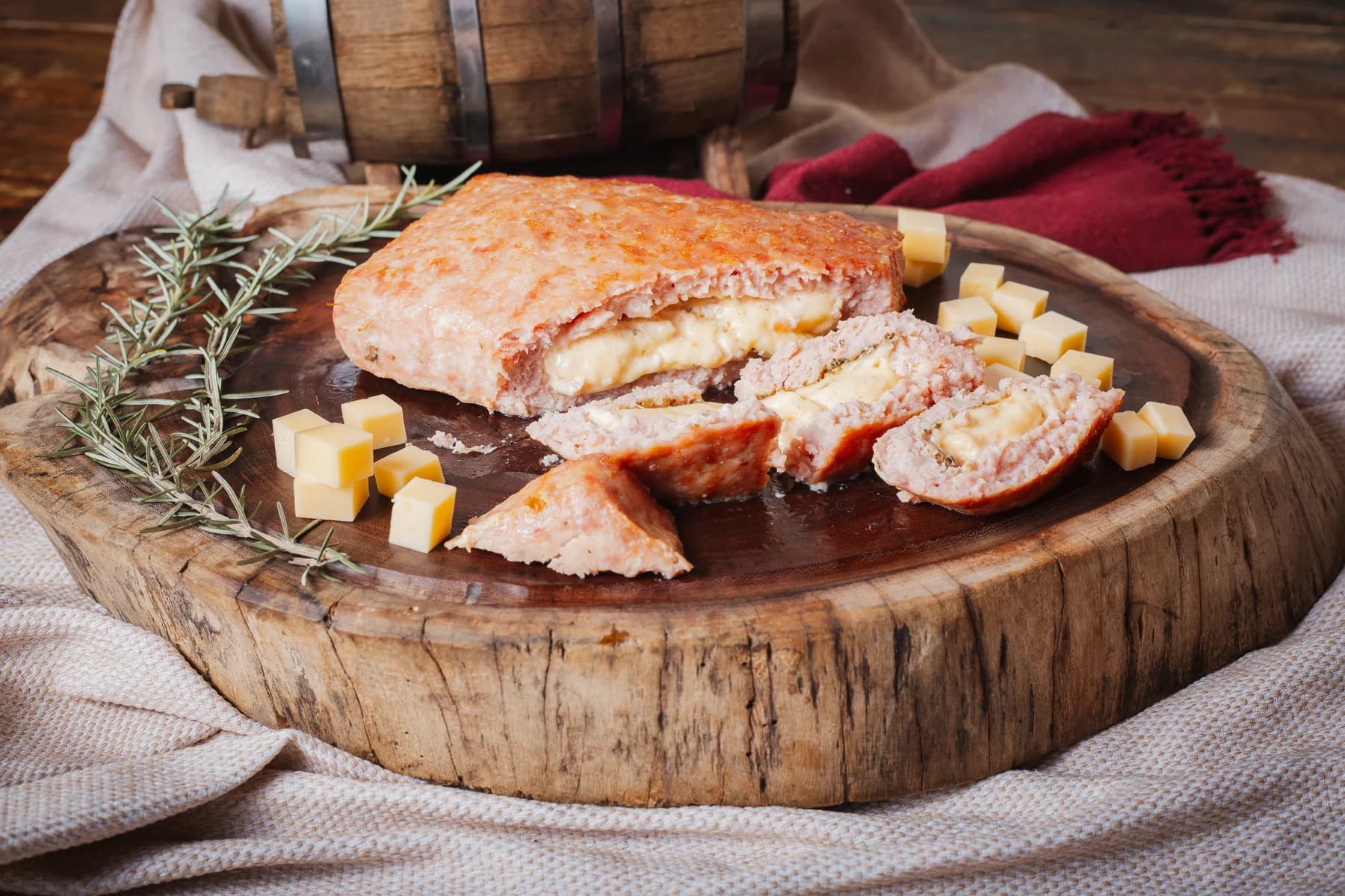 Manta suína da Brutona preparada, fatiada e acompanhada de queijo