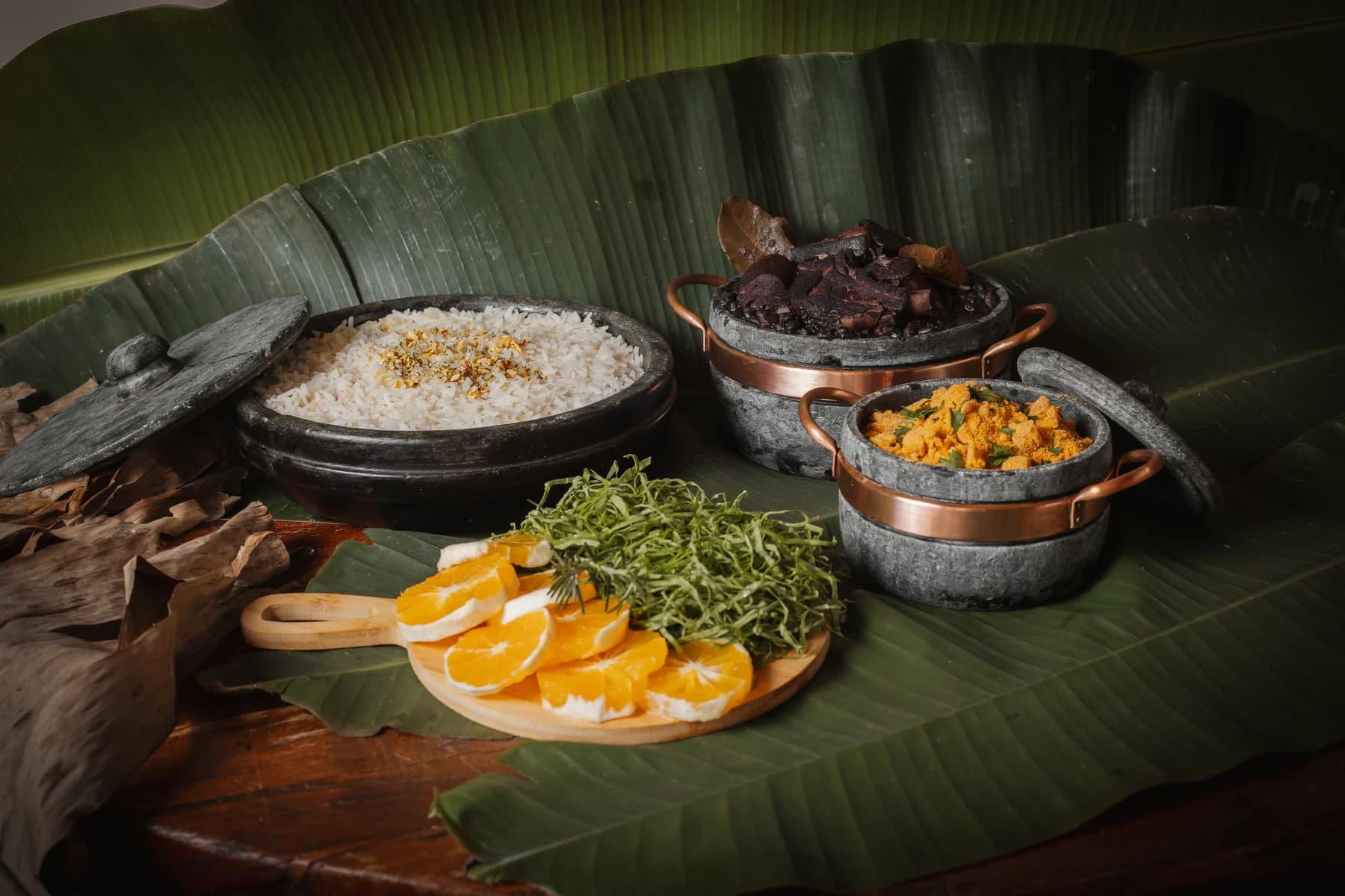 Feijoada, arroz e acompanhamentos na mesa do ensaio oficial da Brutona